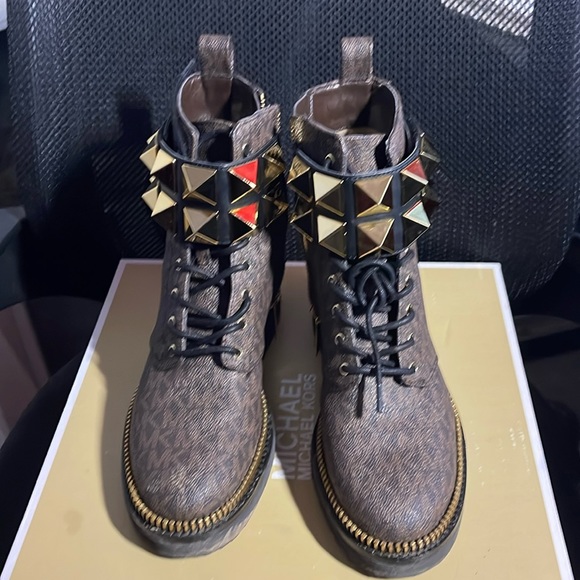 Michael Kors boots.  Size 5 - Picture 1 of 3